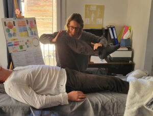 photographie de la praticienne entrain d'effectuer un mouvement technique